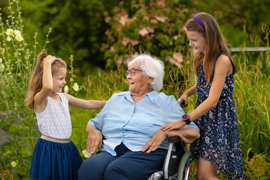 Besuch von Enkelkindern einer Bewohnerin im Garten