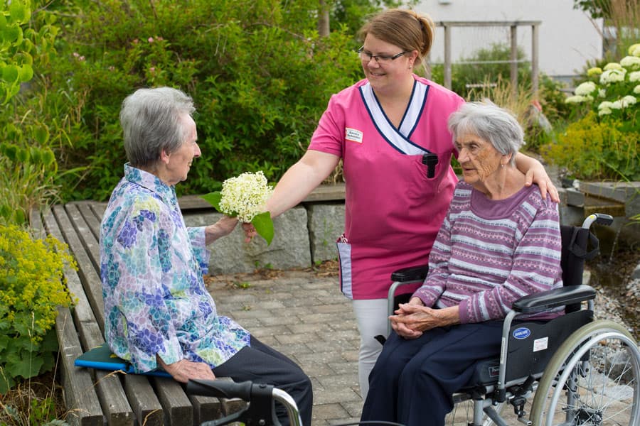 Bewohnerinnen mit Betreuungskraft im Sinnesgarten