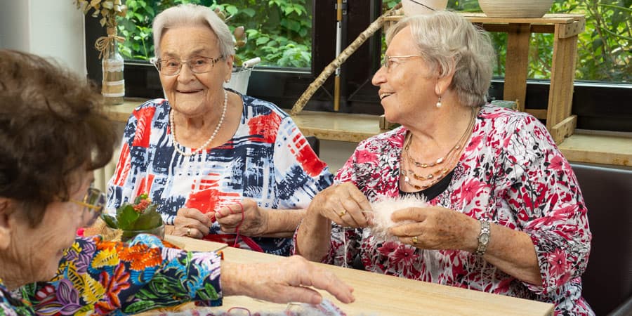 Handarbeiten in der Gruppe