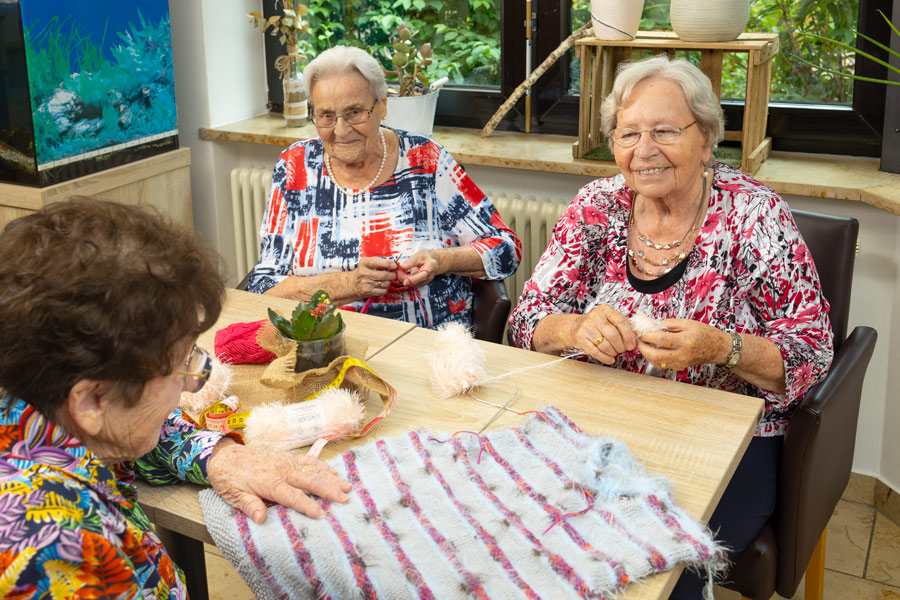 Bewohnerinnen beim Stricken