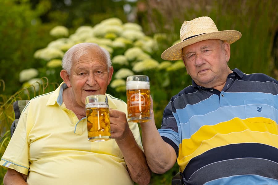 Caritas Altenheim-Bewohner im Garten