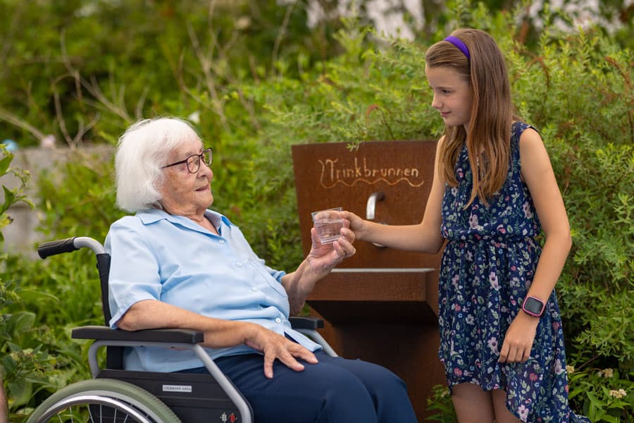 Trinkbrunnen im weitläufigen Gartenbereich