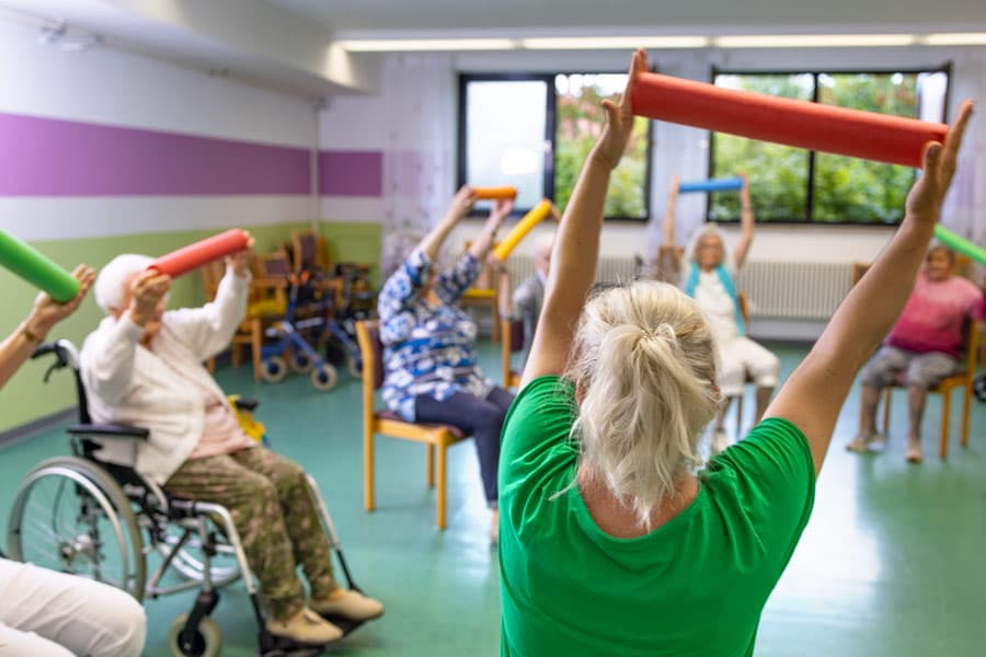 Gymnastik in der Bewegungsstunde der Betreuung im Pflegeheim