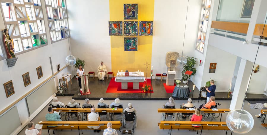 Messe in der hauseigene Kirchedes Altenheims