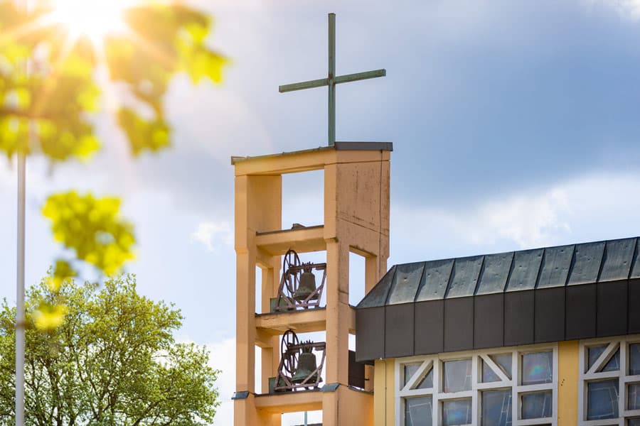 Kirchturm der Kirche St. Barbara des Seniorenheims